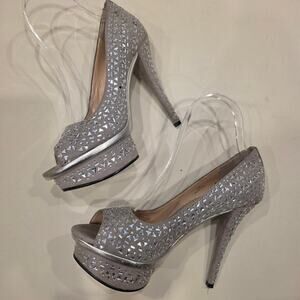 EUC Enzo Angiolini silver grey pumps sz 6.5